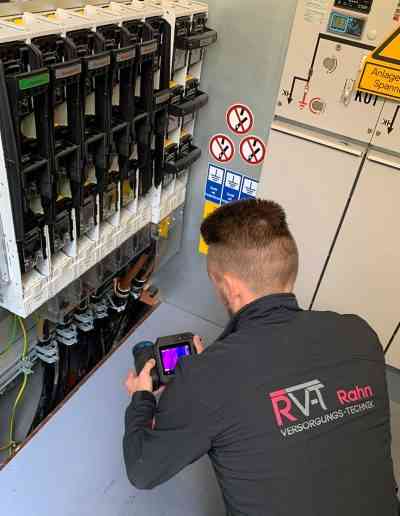 Techniker prüft elektrische Anlage mit Thermo-Messung